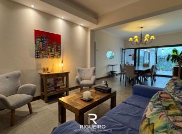 Casa · 190m² · 5 Ambientes · 1 Cochera · Chalet Moderno de 5 Ambientes en Barrio La Perla