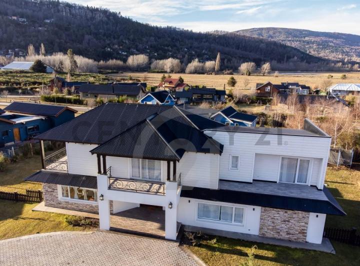 Casa · 330m² · 5 Ambientes · 3 Cocheras