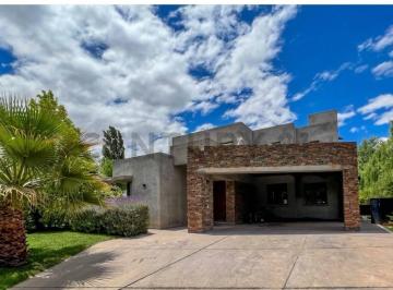 Casa · 400m² · 6 Ambientes · 2 Cocheras · Venta en Espectacular Casa en El Remanso de Chacras de Coria
