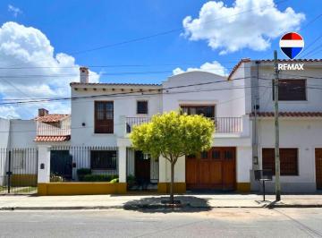 Casa · 282m² · 4 Ambientes · 1 Cochera · Casa Venta Macrocentro Zona Monumento a Güemes