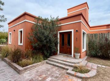 Casa · 150m² · 4 Ambientes · 2 Cocheras · Venta Casa en Barrio Privado, Guaymallen Mendoza