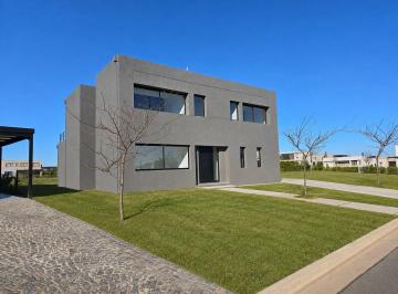 Casa · 327m² · 6 Ambientes · 2 Cocheras · Excepcional Casa a Estrenar en 2 Plantas, Piscina