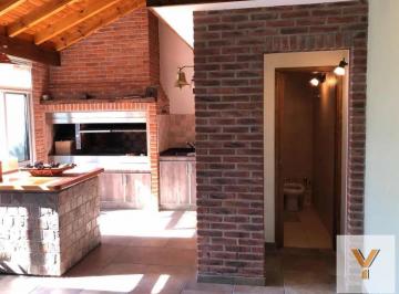 Casa · 200m² · 5 Ambientes · 2 Cocheras · Casa en Venta - 3 Dorm. 2 Baños 2 Cocheras - 255 m² - Morón