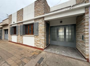 Casa · 122m² · 4 Ambientes · Casa 4 Amb en Venta Llavallol con Parque y Cochera