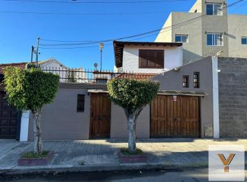 Casa · 175m² · 5 Ambientes · 1 Cochera · Casa en Venta - 3 Dorm. 4 Baños - Cochera - 283 m² - Lanús Oeste