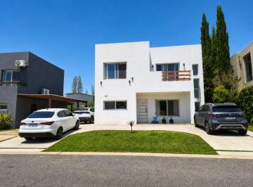 Casa · 108m² · 5 Ambientes · 2 Cocheras · Alquilercasa 5 Amb Jardin Cochera B. Cerrado Pilar