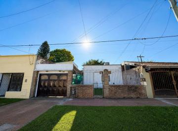 PH · 90m² · 4 Ambientes · PH Al Frente de 3 Dorm. con Patio, V. Elvira