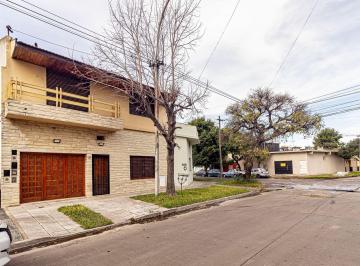 Casa · 202m² · 4 Ambientes · 1 Cochera · Venta Casa 4 Amb en Lanus con Patio y Cochera