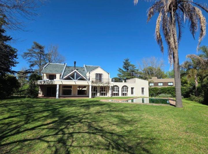 Casa · 334m² · 8 Ambientes · 1 Cochera