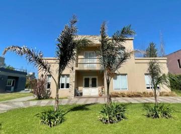 Casa · 235m² · 6 Ambientes · 4 Cocheras · Casa 6 Ambientes Venta Altos de Sol con Pileta
