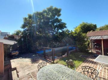 Casa · 205m² · 4 Ambientes · 2 Cocheras · Venta Casa de 5 Ambientes Parque y Pileta Padua
