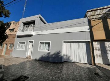 Casa · 140m² · 4 Ambientes · 1 Cochera · Venta 2 Dptos en Alto Alberdi con Cochera