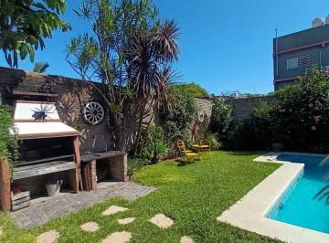 Casa · 242m² · 5 Ambientes · 1 Cochera · Casa 5 Amb + Salon C/parque y Piscina