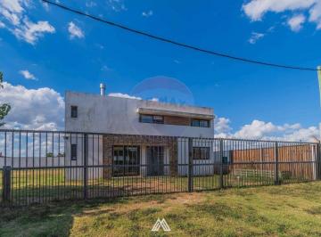 Casa · 179m² · 4 Ambientes · 2 Cocheras · Venta Casa 3 Dorm., Las Piedras