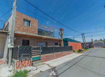 Casa · 82m² · 5 Ambientes · 3 Cocheras · Venta Apartamento 4 Dorm., Punta de Rieles