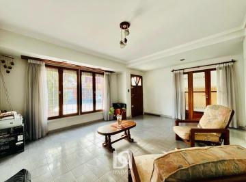Casa · 233m² · 4 Ambientes · 1 Cochera · Casa 4 Ambientes con Patio, Quincho y Balcón en Venta