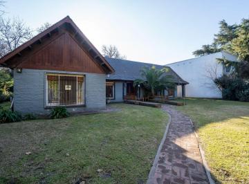 Casa · 305m² · 6 Ambientes · 3 Cocheras · Venta Casa B El Tato. Apta Crédito.