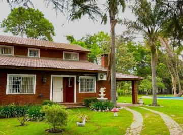 Quinta vacacional · 256m² · 4 Dormitorios · 2 Cocheras · Venta de Casa Quinta en Parque Juralo