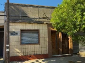Casa · 216m² · 10 Ambientes · 1 Cochera · Casa Amplia y Céntrica con Gran Potencial