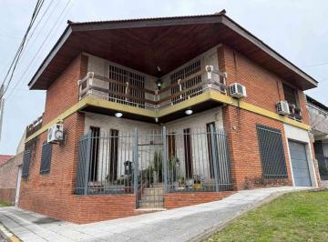 Casa · 252m² · 4 Ambientes · 1 Cochera · Casa 4 Amb Banfield Parque Garage Piscina Apto Cr