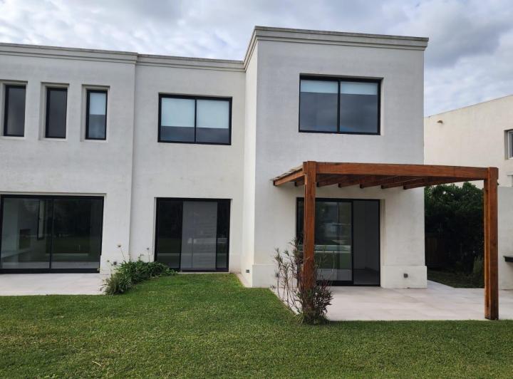 Casa · 248m² · 5 Ambientes · 3 Cocheras
