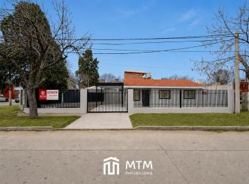 Casa · 105m² · 3 Dormitorios · 2 Cocheras · Casa en Venta Rosario, Lomas de Alberdi.