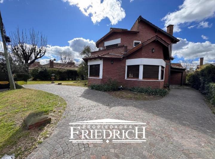 Casa · 130m² · 3 Ambientes · 2 Cocheras