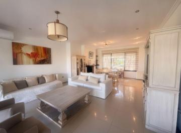 Casa de 8 ambientes, Ciudad de Mendoza · Casa en Venta en Dalvian, 3 Dorm., Escritorio, Pileta Atemperada