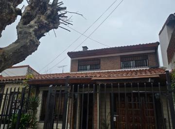 Casa · 200m² · 4 Ambientes · 2 Cocheras · Casa 4 Ambientes con Garaje y Fondo Libre con Parrilla en Ballester