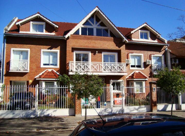 Casa · 200m² · 6 Ambientes · 2 Cocheras
