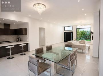 Casa · 200m² · 4 Ambientes · 4 Cocheras · Casa en Venta 4 Amb Berrio Una Planta Jardin Pileta Privado Lagos de Canning