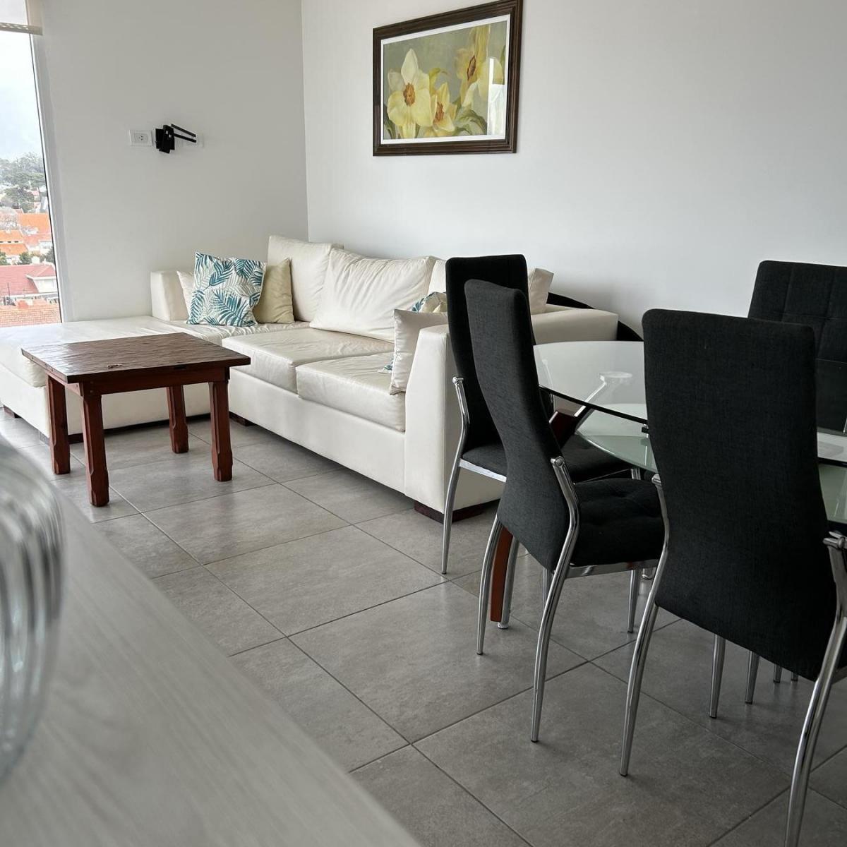 Ubicado en el exclusivo edificio Tromarco, a solo una cuadra de la costa, este impecable departamento de 3 ambientes ofrece comodidad y excelente ubicación.