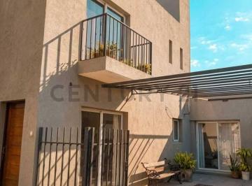 Casa · 261m² · 8 Ambientes · 1 Cochera · Venta Tres Propiedades en un Mismo Terreno. Venado Tuerto