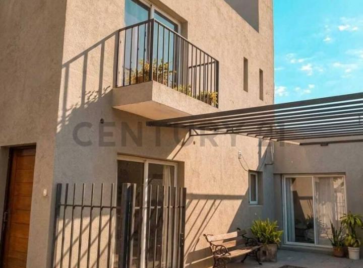 Casa · 261m² · 8 Ambientes · 1 Cochera