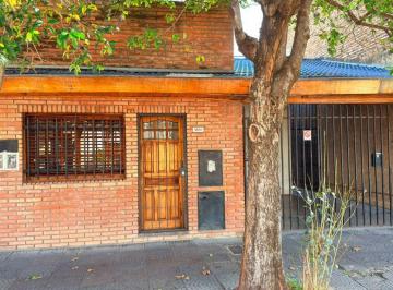 Casa de 6 ambientes, Tres de Febrero · Lote Propio con 2 Viviendas de 3 Ambientes Cada Una