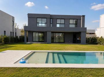 Casa · 200m² · 5 Ambientes · 2 Cocheras · Moderna Casa en El Cantón, con Vista Al Golf