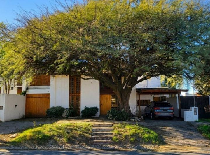 Casa · 327m² · 9 Ambientes · 3 Cocheras