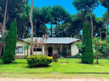 Casa · 200m² · 4 Ambientes · 1 Cochera · Casa en Alquiler Temporario