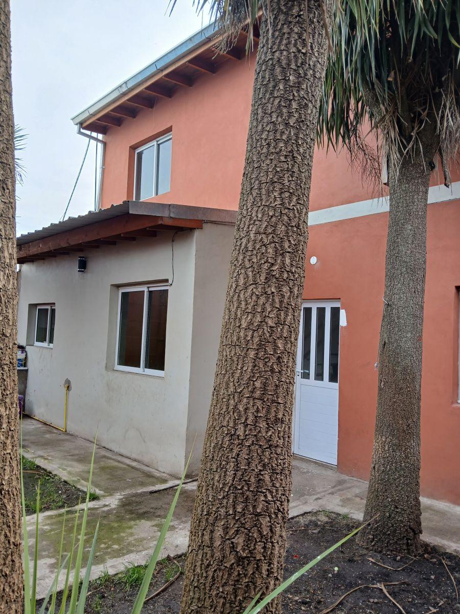 Ph en alquiler ubicado en el barrio de Ameghino Florentino, con 5 años de antigüedad y desarrollado en 2 plantas.
