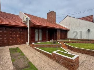 Casa · 144m² · 4 Ambientes · 1 Cochera · Chalet de 4 Ambientes con Cochera y Patio Apto Crédito en Punta Mogotes