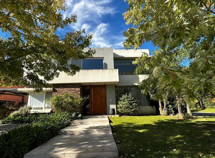 Casa · 200m² · 5 Ambientes · 2 Cocheras