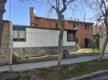 Casa · 142m² · 8 Ambientes · 2 Cocheras · Casa en Capital