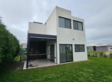 Casa · 210m² · 4 Ambientes · Casa en Alquiler - 3 Dorm. 3 Baños - Tristán Suarez