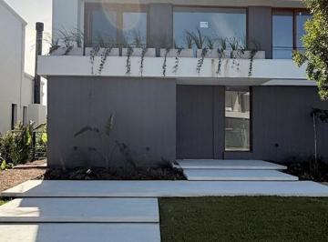 Casa · 265m² · 5 Ambientes · 1 Cochera · Casa en Venta en Carpinchos, Nordelta, Tigre