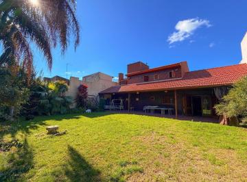 Casa · 221m² · 4 Ambientes · 2 Cocheras · Casa en Venta en Lanus Oeste Apto Credito