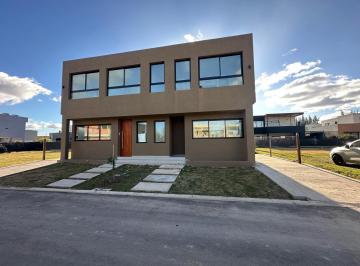 Casa · 284m² · 4 Ambientes · 1 Cochera · Venta Casa Tipo Duplex 4 Amb. en Pilar Barrio Spring Park a Estrenar con Parrilla Permuta