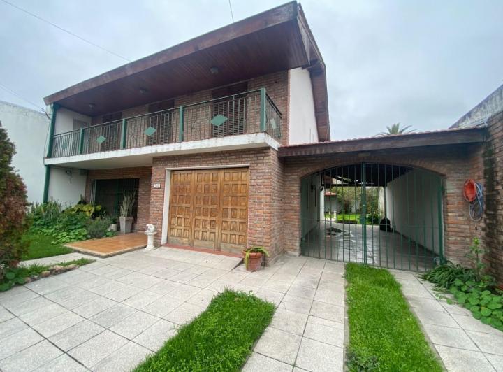Casa · 160m² · 5 Ambientes · 2 Cocheras