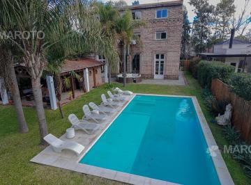 Casa · 484m² · 10 Ambientes · 4 Cocheras · Casa de Categoria en Venta en Alamo Alto