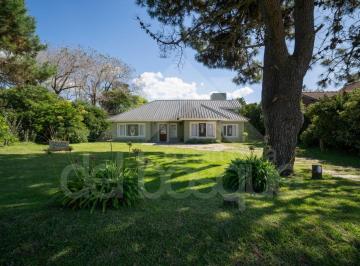 Casa de 5 ambientes, Cariló · Chalet a Una Cuadra del Mar, con Piscina Climatizada.
