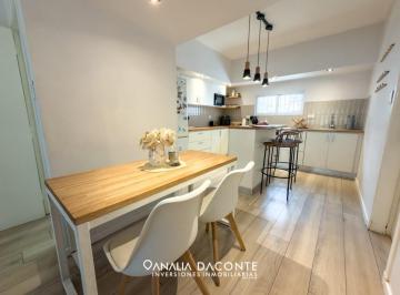 Casa · 131m² · 3 Ambientes · 2 Cocheras · Hermoso Chalet 3 Amb Reciclado con Quincho, Garage y Parque